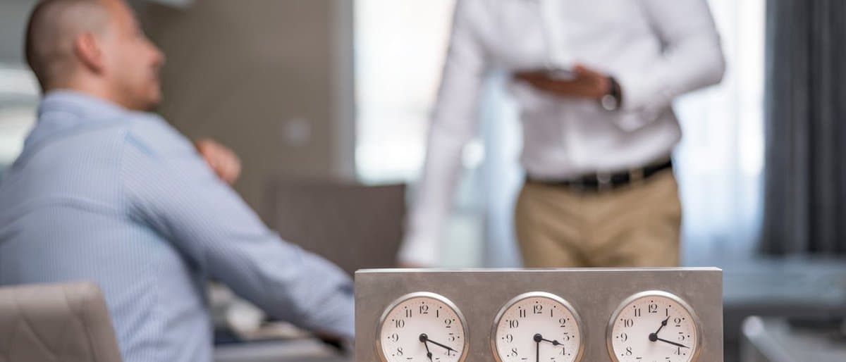 Cover illustration for PST vs EST: Time Difference and Best Meeting Hours